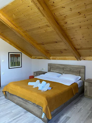 8 Rooms